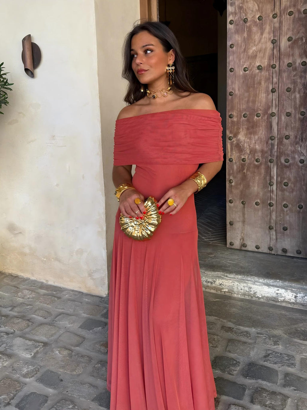 Vestido maxi de malla Toledo con un hombro al descubierto, elegante y moderno
