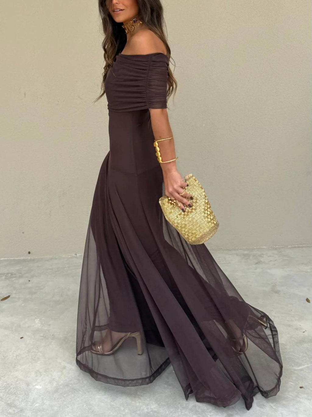 Vestido maxi de malla Toledo con un hombro al descubierto, elegante y moderno