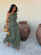 Vestido maxi de malla Toledo con un hombro al descubierto, elegante y moderno