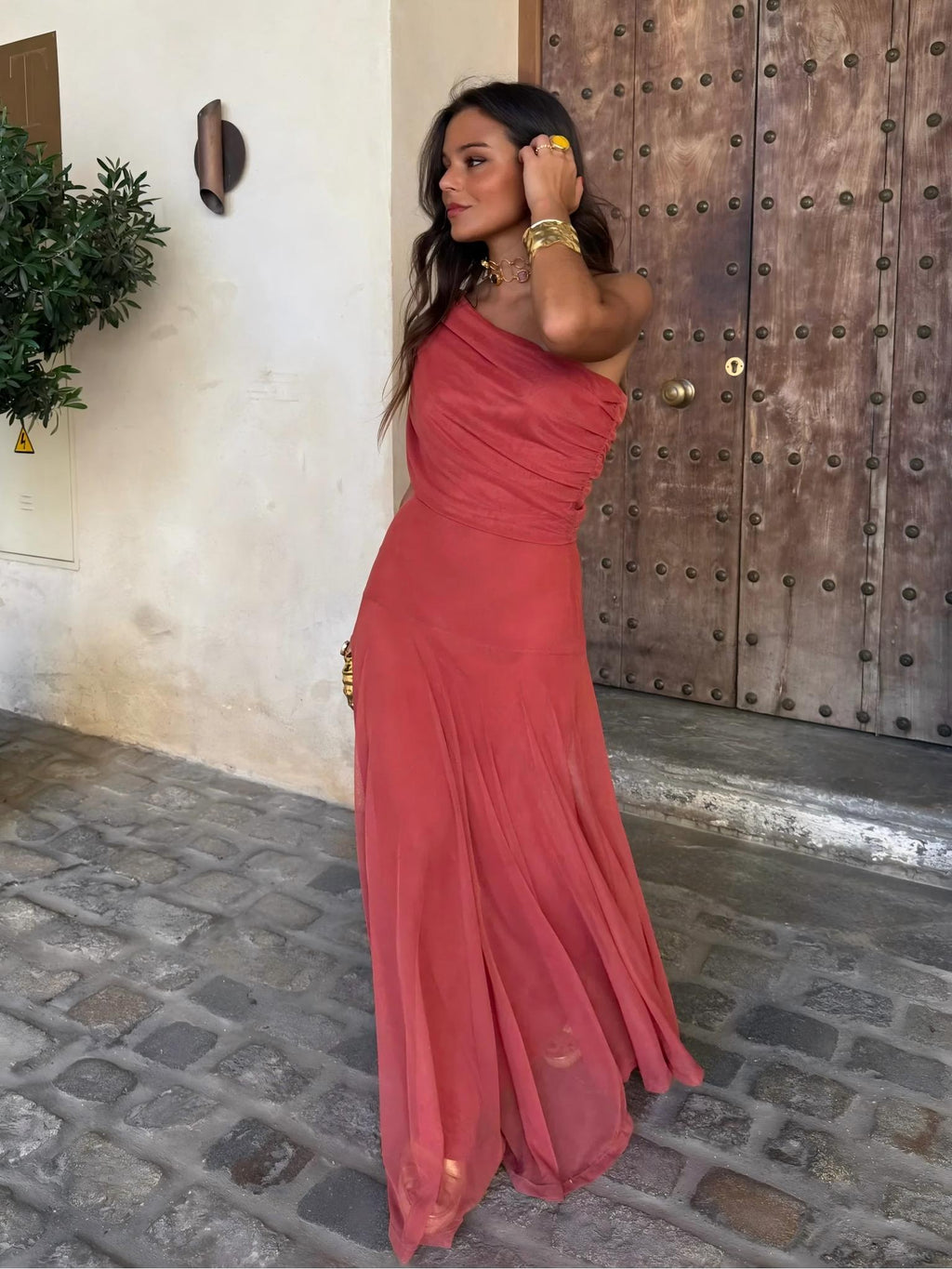 Vestido maxi de malla Toledo con un hombro al descubierto, elegante y moderno