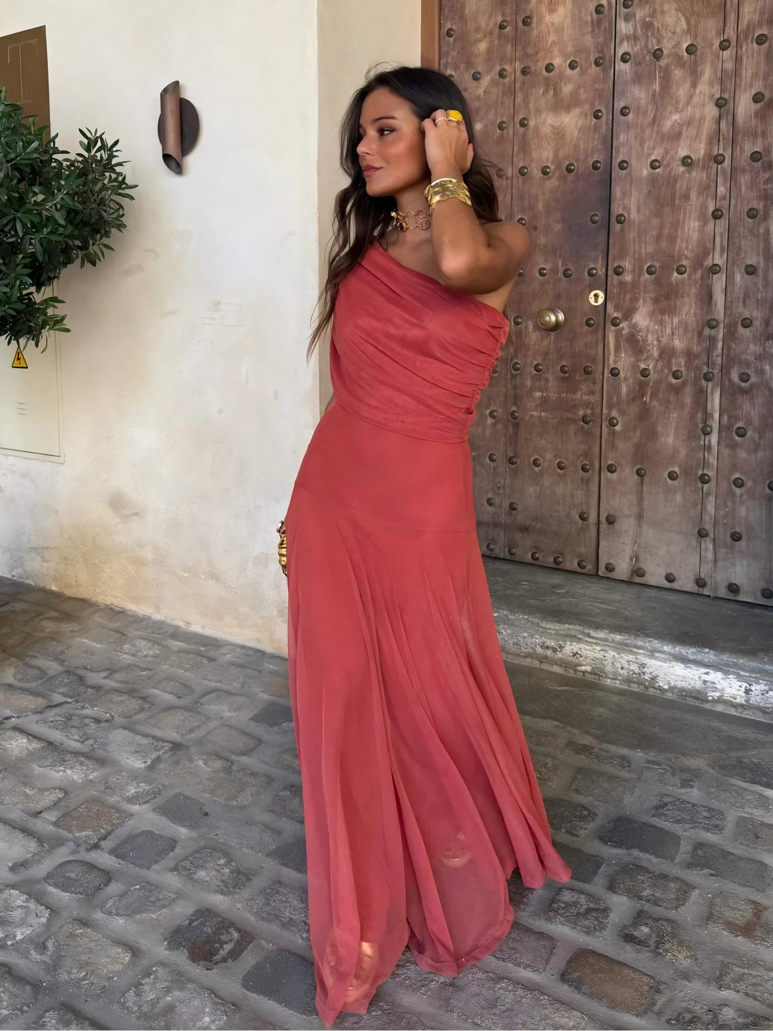 Vestido maxi de malla Toledo con un hombro al descubierto, elegante y moderno