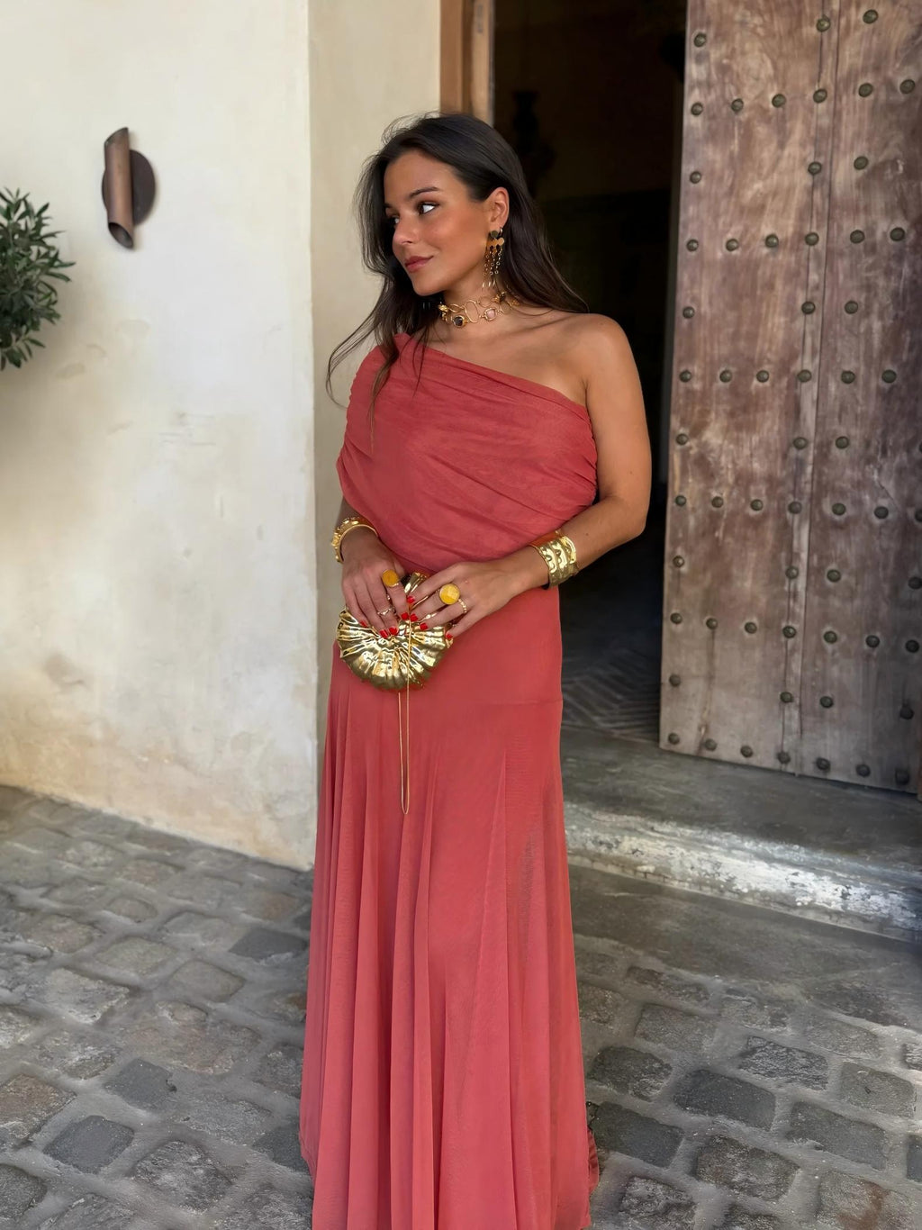 Vestido maxi de malla Toledo con un hombro al descubierto, elegante y moderno