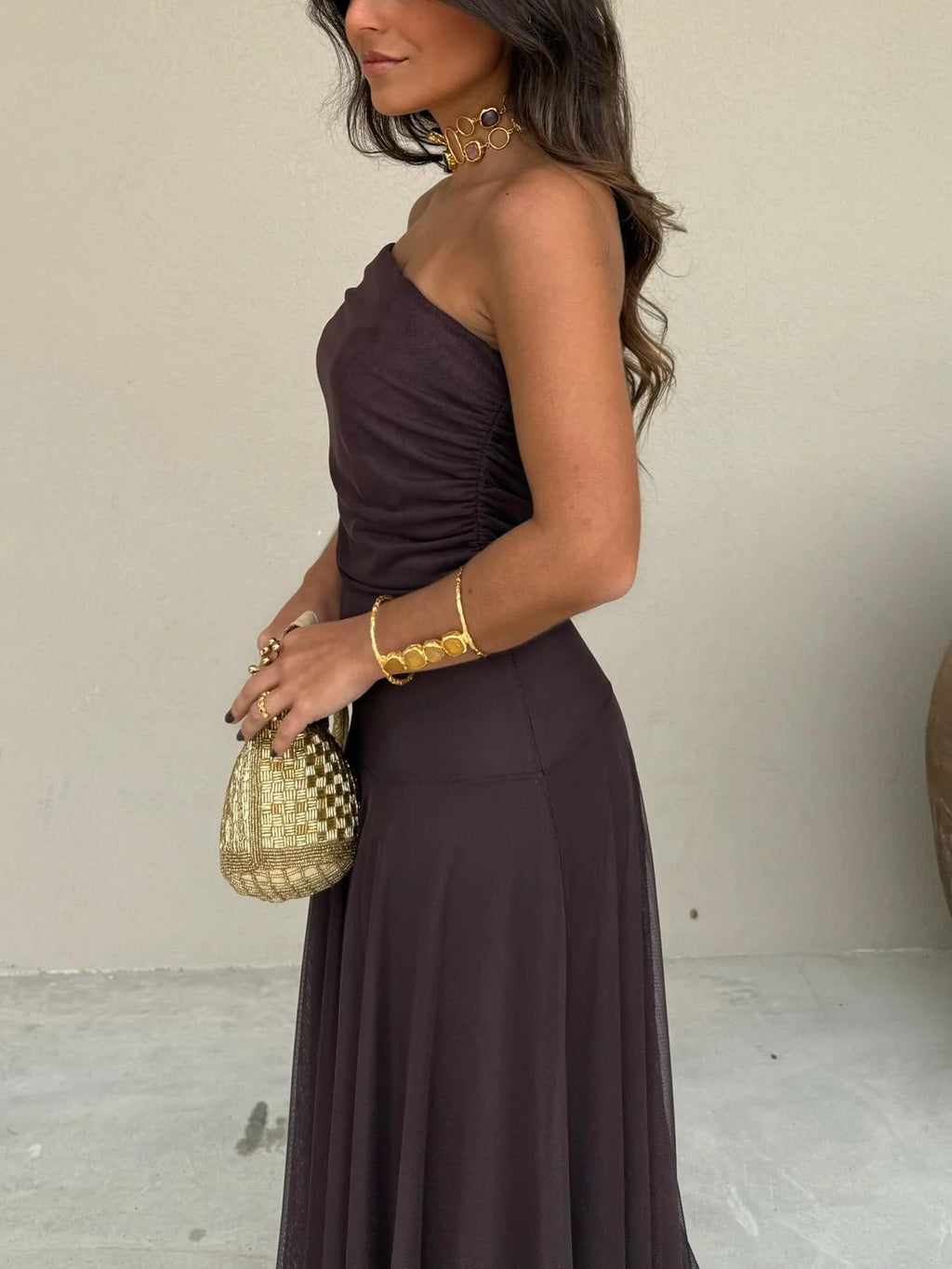 Vestido maxi de malla Toledo con un hombro al descubierto, elegante y moderno