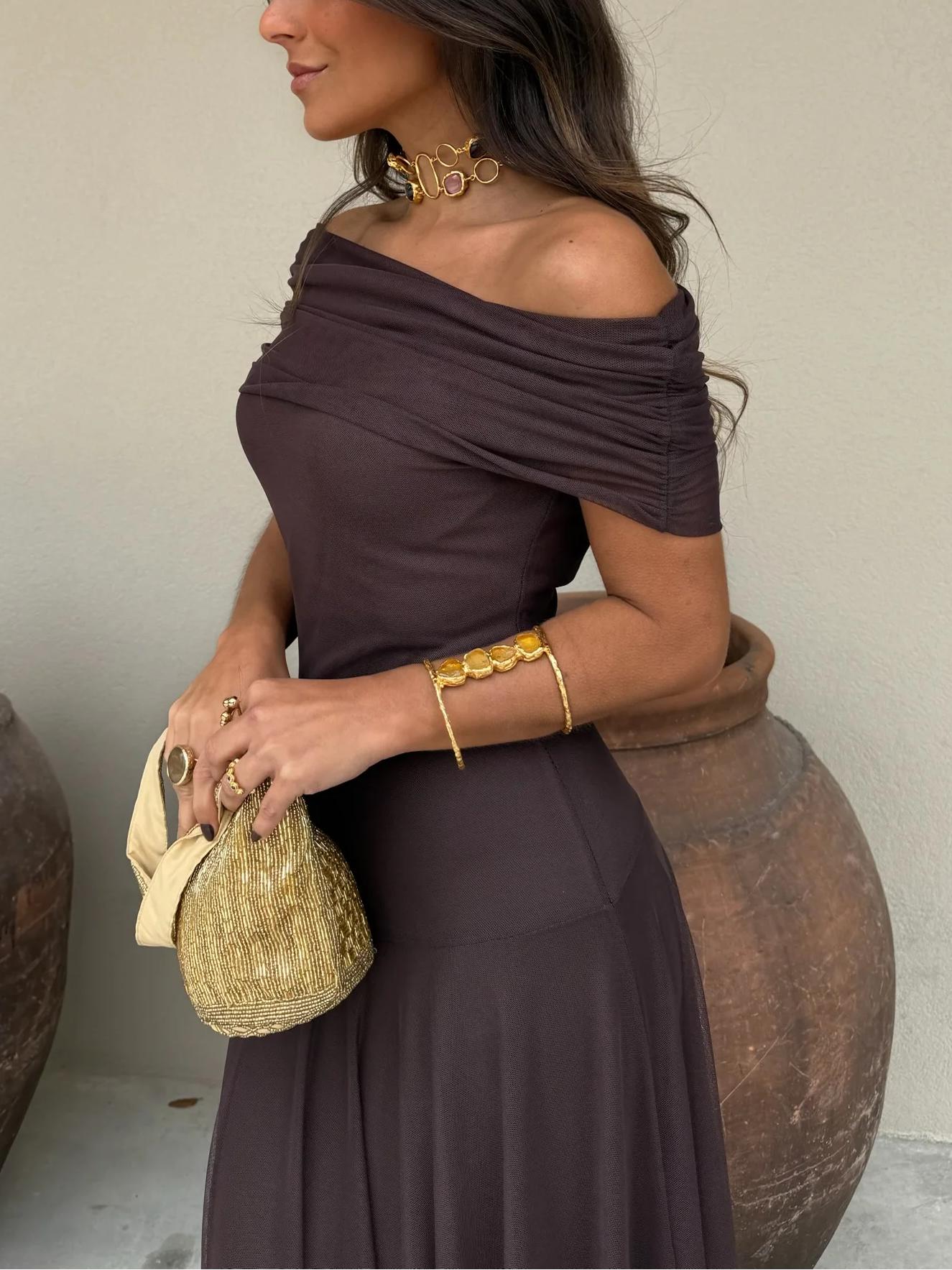 Vestido maxi de malla Toledo con un hombro al descubierto, elegante y moderno