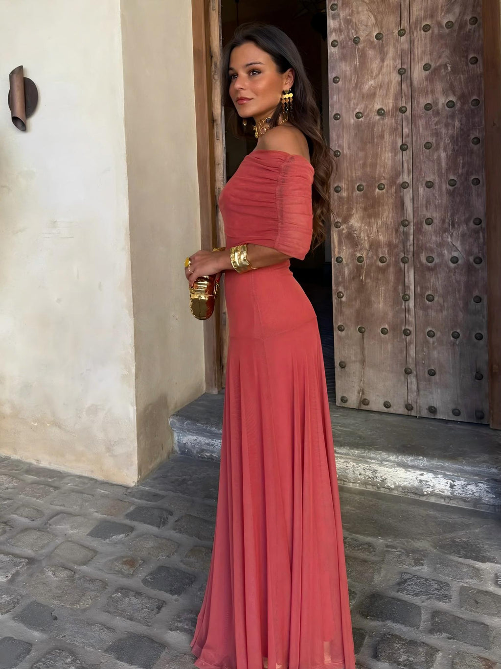 Vestido maxi de malla Toledo con un hombro al descubierto, elegante y moderno