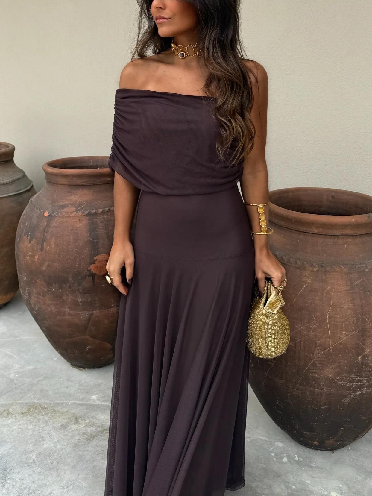 Vestido maxi de malla Toledo con un hombro al descubierto, elegante y moderno