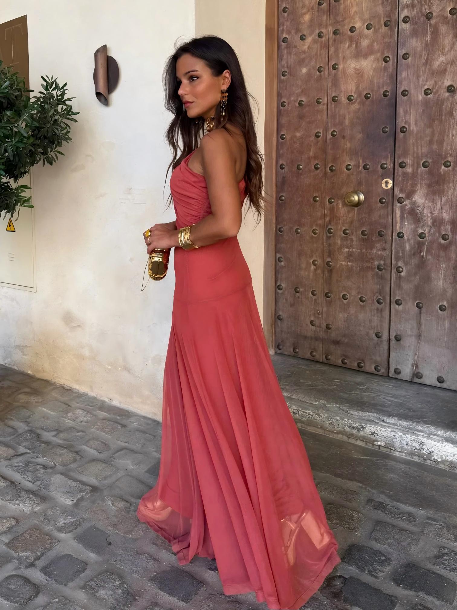 Vestido maxi de malla Toledo con un hombro al descubierto, elegante y moderno