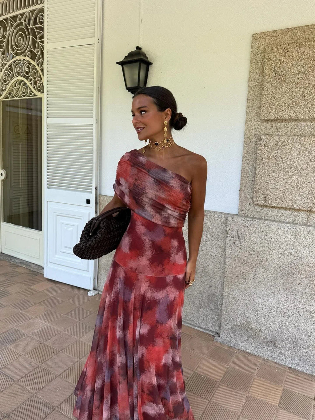 Vestido maxi de malla Toledo con un hombro al descubierto, elegante y moderno