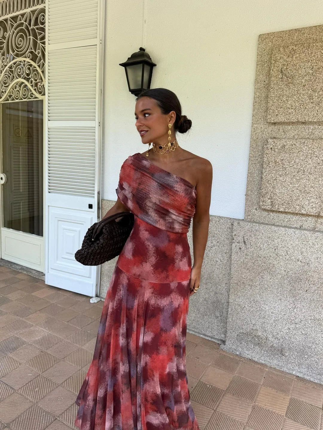 Vestido maxi de malla Toledo con un hombro al descubierto, elegante y moderno