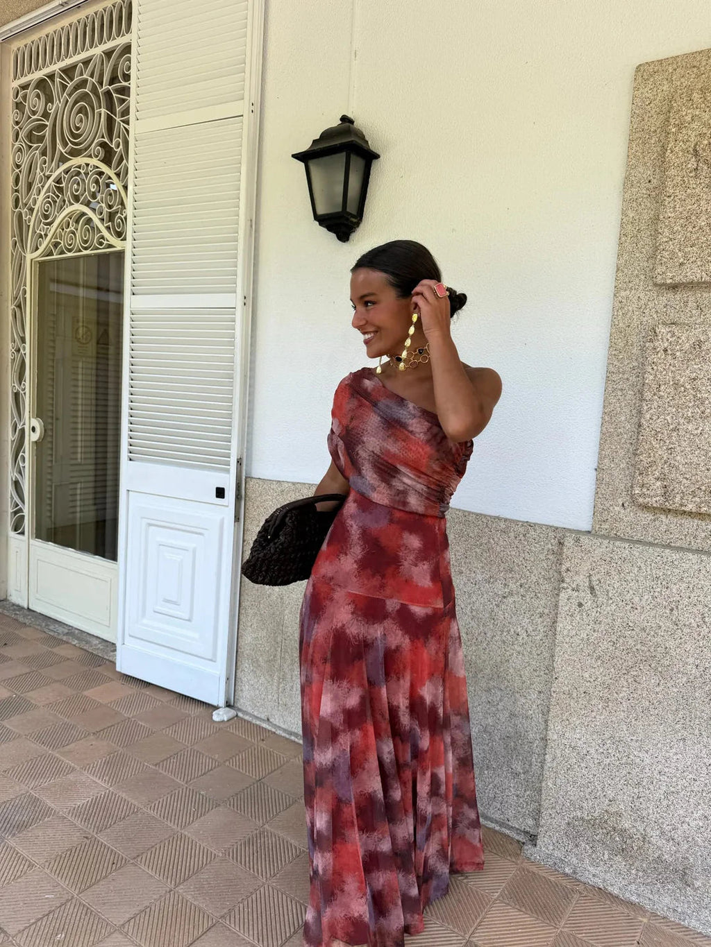 Vestido maxi de malla Toledo con un hombro al descubierto, elegante y moderno